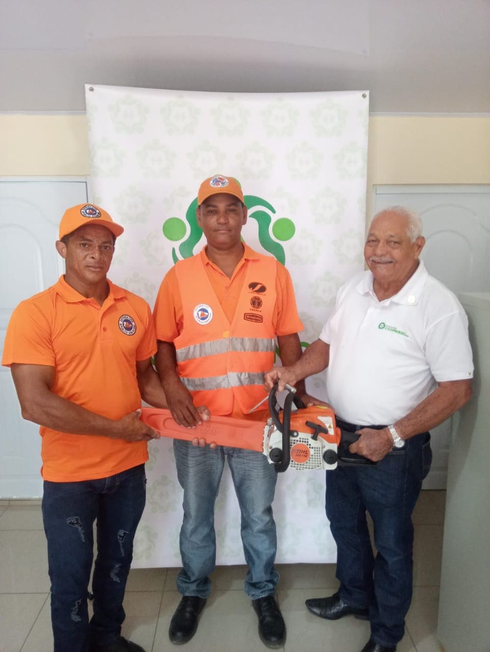 DONACIÓN MOTO SIERRA DEFENSA CIVIL COMUNIDAD VILLA LOS ALMACIGOS .